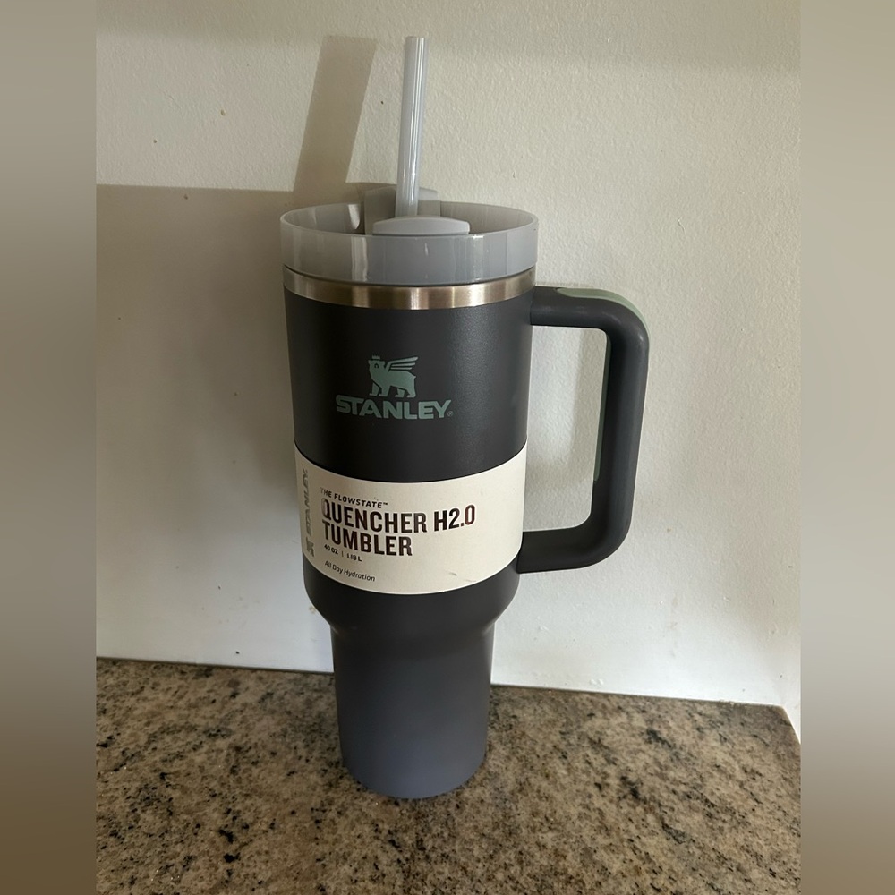 Stanley charcoal Quencher H2.0 Flowstate Tumbler - 40 oz new